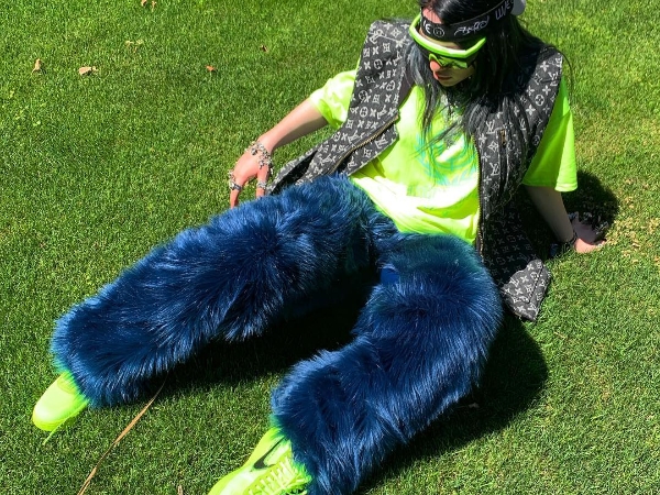 穿洗車毛刷、Cosplay 酒醉大媽⋯盤點 Billie Eilish「怪奇造型」Top 4！網友傻眼：我不懂潮流⋯
