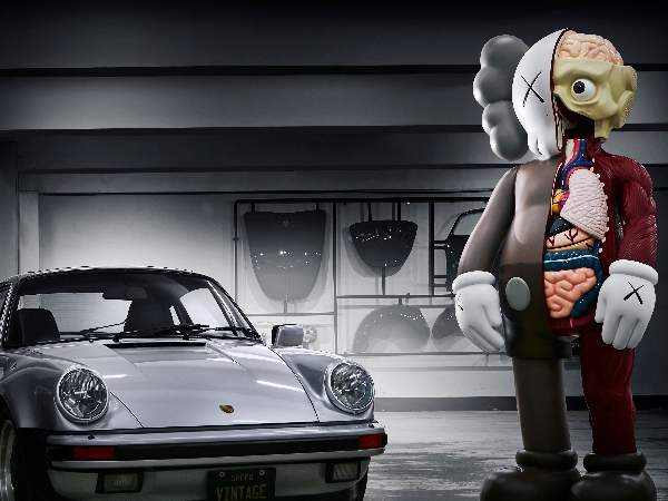 車迷、潮流迷們齊膜拜！「中誠秋季拍賣會」將驚見首次亮相的 KAWS 與多款保時捷古董，網友：「瘋掉⋯」