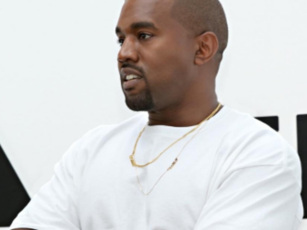 還是舊愛最美？Kanye West 竟親自上腳 Nike 球鞋，網友：「看來肯爺想回歸了！」
