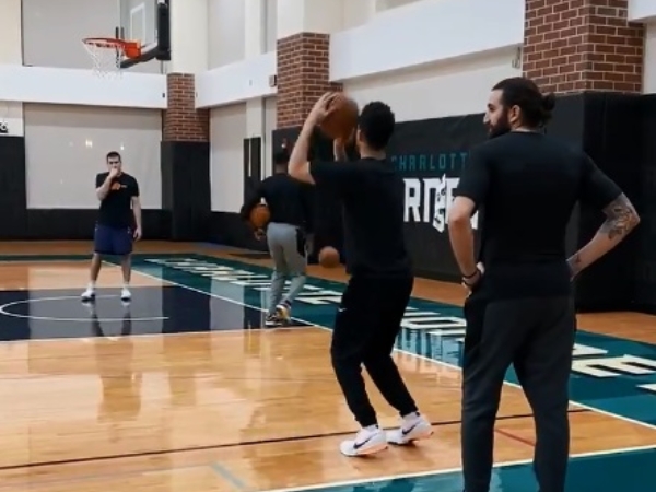 開外掛？Devin Booker 連續 45 球三分球命中太誇張，隊友 Rubio 在後方排隊等到懷疑人生⋯