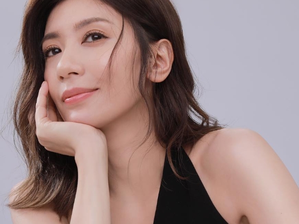 【明星也會醜 4 】鄉民真的很嚴格！賈靜雯未 P 圖「薄紗性感照」曝，卻遭鄉民狠酸：臉好僵⋯