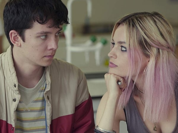 新造型！《性愛自修室》男主角 Asa Butterfield 理平頭，換上西裝變身英倫型男！