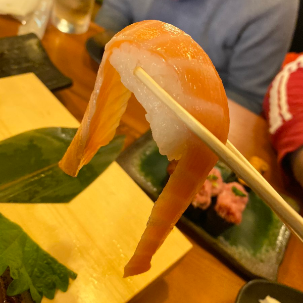 超肥美鮭魚！日本網友力推東京秋葉原「壽司吃到飽」，只要 2,999 円就能狂嗑 45 種品項！