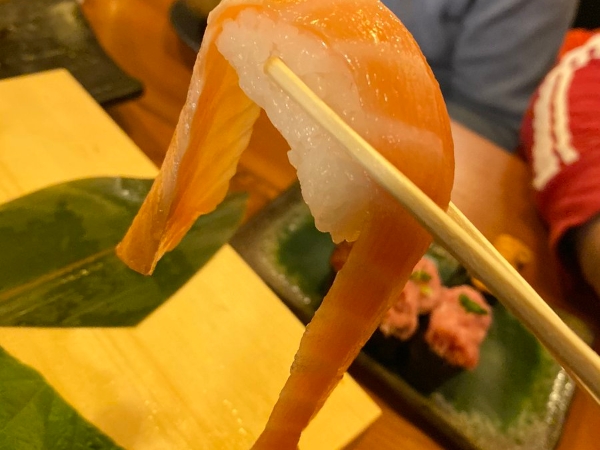 超肥美鮭魚！日本網友力推東京秋葉原「壽司吃到飽」，只要 2,999 円就能狂嗑 45 種品項！