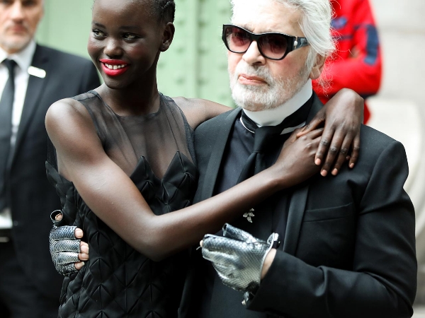 打敗 Kendall、Gigi！拿下模特兒界最大獎的黑珍珠「 Adut Akech」到底有何魅力？連老佛爺都愛她！