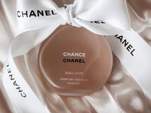 超平價！Chanel 再推香氛週邊 CP 值超標：香噴噴還能拿來「滋潤這裡」！