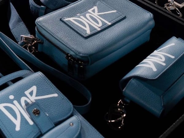 竟然還有包包!Dior x Stussy 聯名包款全系列曝光,網友:「我聞到炒價的味道⋯」