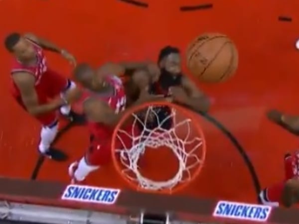 又被爆頭了!Harden 被 Ibaka「猛力肘擊」倒地不起,球迷擔憂:難道慈師父事件又要上演⋯