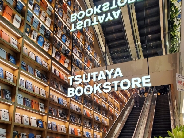潮青必訪書店再加一！全台最大 TSUTAYA BOOKSTORE 南港店 5 大亮點直擊，看完都想搬去南港了～