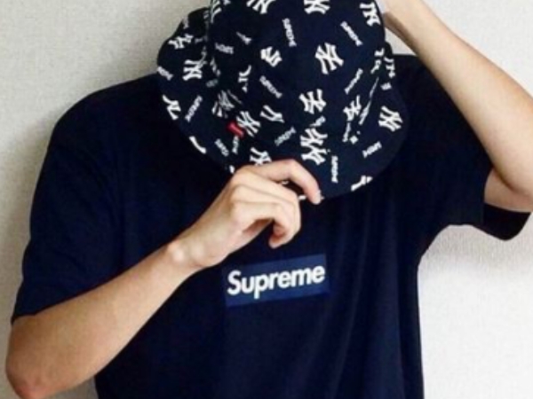 2020「經典藍」必須入手！代表優雅色調，就連 Supreme、BAPE 街頭大佬都沒有放過！