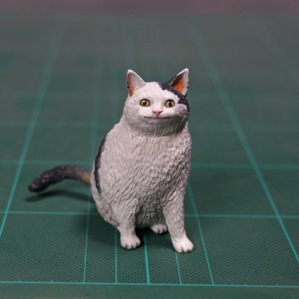 尷尬又不失禮貌的微笑～日本神人把各種爆笑貓咪梗圖實體化，最後一張真的很母湯！