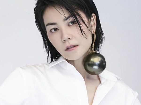 越老越空靈？50 歲王菲最新美照曝光「澎皮光澤臉蛋」引爆討論！全靠吃「這個」維持仙氣！