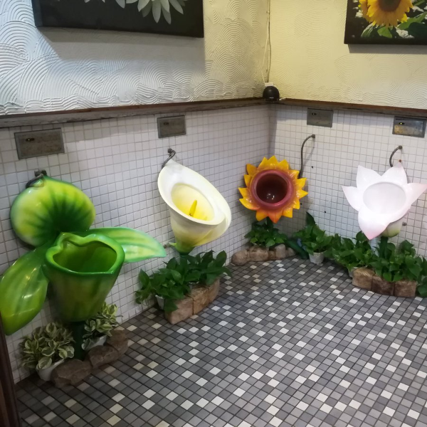 日本網友發現超奇葩男廁「花卉小便池」網路爆紅，真實地點居然是在台灣？！