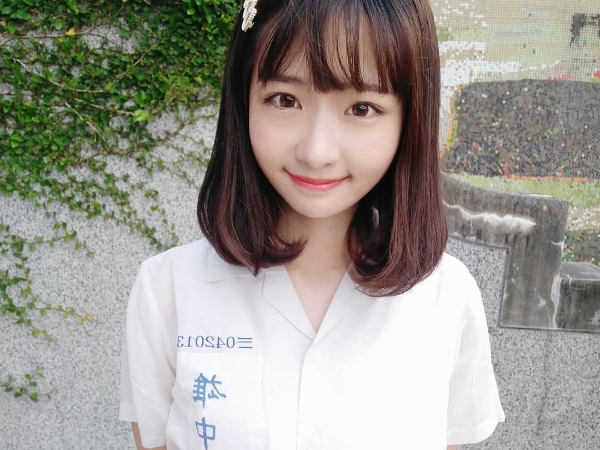 3 年前爆紅「雄中周子瑜」長大了！「五官進化」清純美貌再升級　近況曝光⋯網驚：根本是姐妹吧！