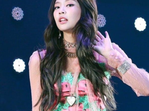 人間香奈兒又踩雷？副乳炸出、阿嬤洋裝⋯盤點 Jennie 近期 4 大「超奇葩造型」連高顏值都救不了⋯