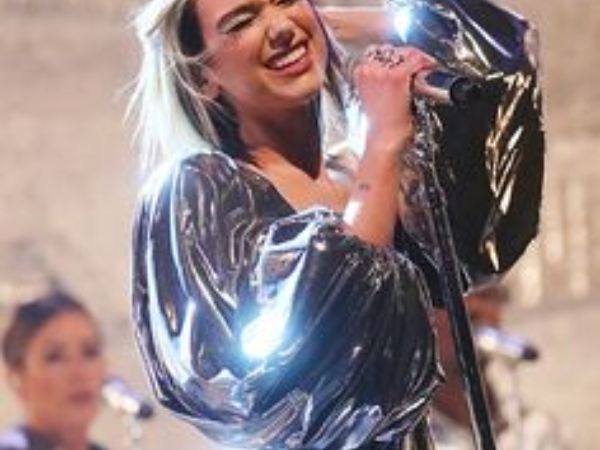 又一個以為夠正就亂穿的！卡該邊、 阿嬤內褲⋯盤點杜娃黎波 3 大「超噴飯造型」！網友：我不懂時尚⋯