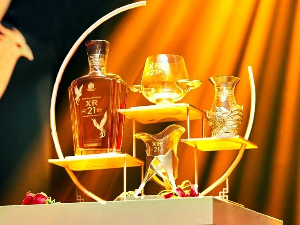 跟皇帝一樣喝酒啦！JOHNNIE WALKER 新年禮盒XR 21《傲志凌雲》 鳳凰金觶這個杯必須收！