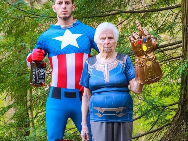 超狂！93 歲老奶奶和 27 歲孫子無厘頭 Cosplay 全球爆紅，光是臉書就擁有近 950 萬粉絲 ！