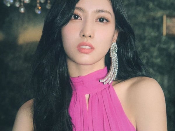 果然是 TWICE 最懂穿的人！MOMO 的「男女通殺」穿搭術才是她人氣爆棚的關鍵？