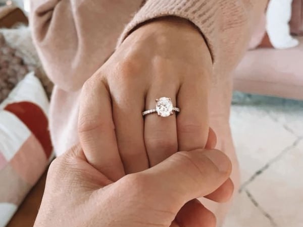 求婚該買哪種戒指？我們街訪了 3 位適婚女子，原來鑽石不一定能讓她點頭，而是⋯