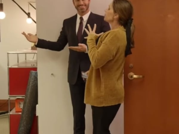 超賤惡作劇!Jimmy Kimmel 把「逼真蠟像」擺在辦公室各角落,嚇壞所有上班同事!