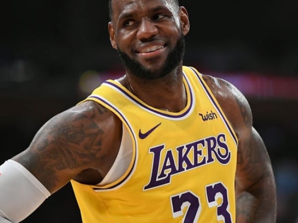 NBA 速報/打 2K 按錯鍵?!Rondo 精彩上籃得分,詹皇竟忍不住差點「追魂鍋」蓋爆隊友!