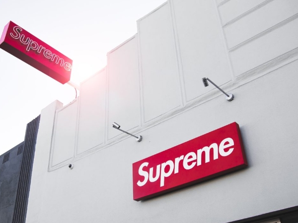 潮到出事？Supreme 窗戶被歹徒打破一個大洞、大批限量服飾被整碗扛走！網友：「損失金額看了好心疼⋯」