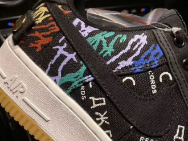 GD、Travis Scott 王見王！全黑聯名 Nike Air Force 1 高清外流，鞋迷：「我全都要！」