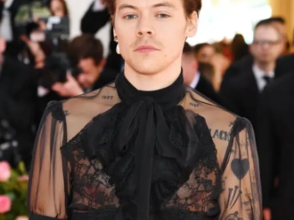 Harry Styles 回覆記者「雙性戀疑雲」提問，直率回答粉絲大讚超有態度！