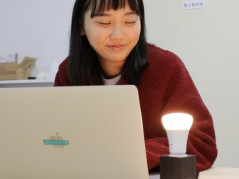 日本無用發明家藤原麻里菜發明「分手通知燈」，成為去死去死團標配單品！