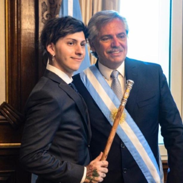 以他為傲！阿根廷總統就職典禮 24 歲兒子受矚目，西裝筆挺的他原來是變裝皇后！