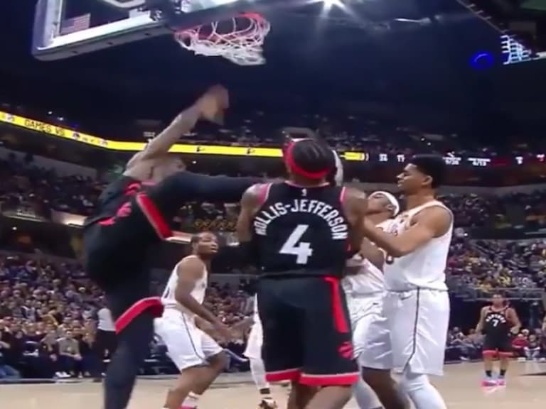 NBA 速報/有夠衰!暴龍 Ibaka 單手灌籃「太爽」腳抬超高,誤「重踹」隊友頭部倒地不起!