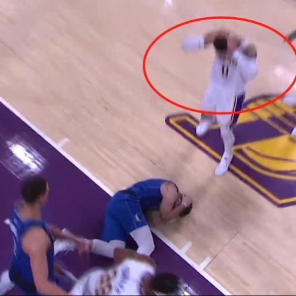 D77 遭魔獸空中拉扯，後腦直接著地重摔！詹皇 + AD 全被嚇壞了