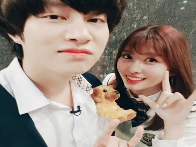2020 第一對明星情侶誕生！金希澈正式認愛「TWICE」Momo，相差 13 歲前後輩擦出愛火！