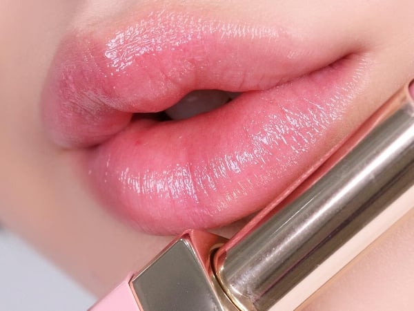 Dior 這款「粉色 Logo 唇膏」美到讓妳狂補妝!2020 唇妝趨勢「母胎唇」你跟上了嗎?