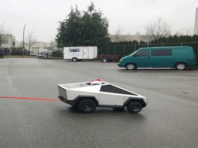 史上最強「幼兒車」?國外網友打造縮小版特斯拉 Cybertruck ,動力猛到可以拖曳 2.1 噸重的賓士!