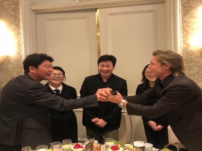 罕見合體！布萊德彼特與《寄生上流》宋康昊相見歡，南韓國民影帝開心到合不攏嘴！