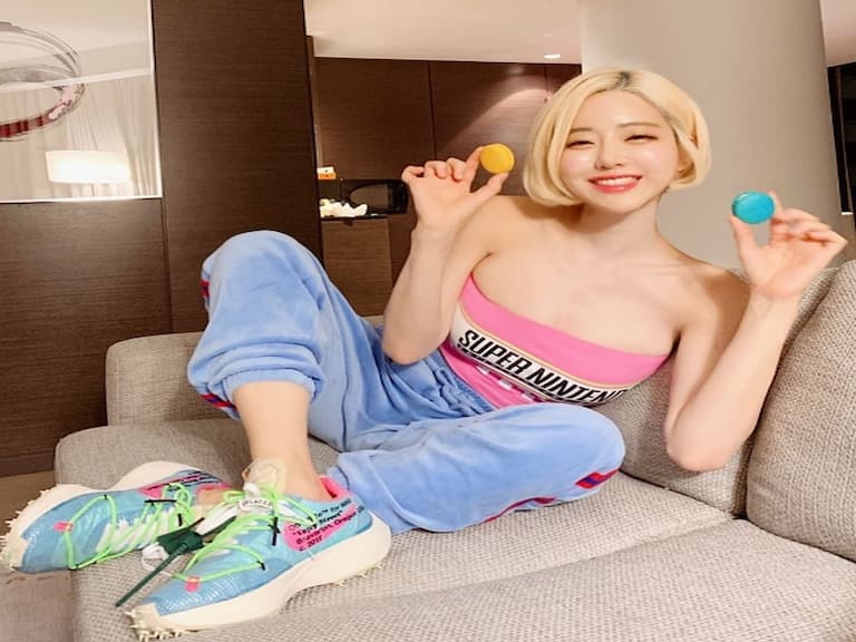 DJ Soda「蜜桃臀炸出泳褲」！伸手欲解綁帶⋯下一秒「雙手舉高」爆出車頭燈！