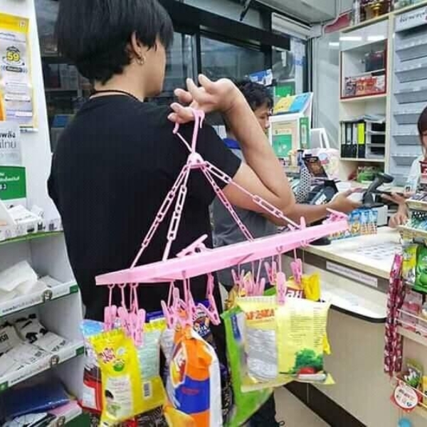 曬衣夾都來了！泰國 2020 年起禁用塑膠袋，意外激發網友曬出「超有創意」購物方式！
