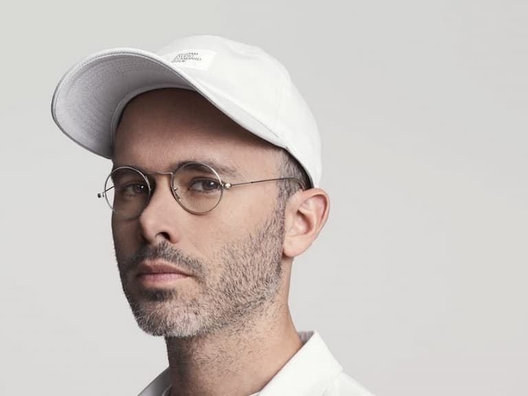 色盲藝術家是如何讓 DIOR、保時捷爭相找他合作？以前你要知道 KAWS，現在你必須認識 Daniel Arsham