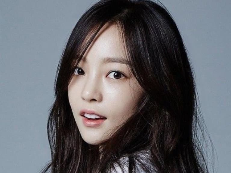 BBC 曝光具荷拉是揭「勝利案」的關鍵人物！回顧遺作 MV ，粉絲哭爆：「我們很想妳」