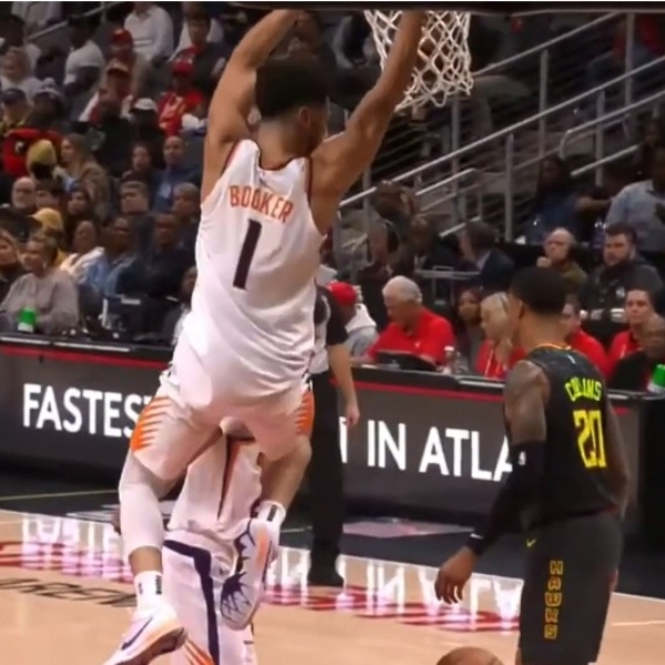 NBA 速報／是在哈囉？Booker 灌籃後「輕瞄」對手一眼就被吹 T，球迷砲轟：NBA 裁判也太軟！