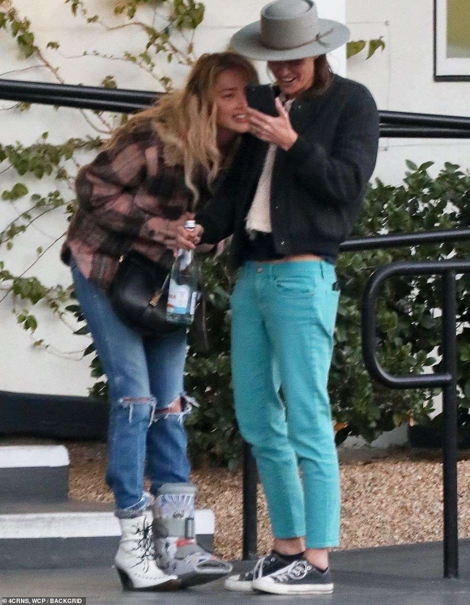 男女通殺!《水行俠》Amber Heard 熱吻新女友,網友:她換對象的速度快到追不上!
