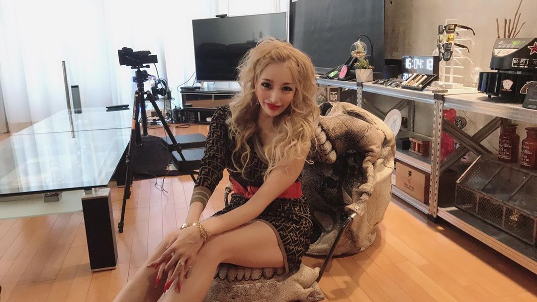 日本 G 奶辣模直批「對窮男沒興趣」!婚後「三個月燒光 2700 萬」⋯閃電離婚:沒錢就 BYE 啦~