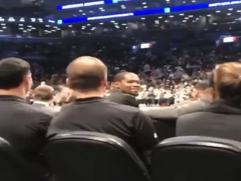 太爆笑!小男童不斷高喊 Kevin Durant 的名字,KD 不耐煩往回看下一秒立刻「露出微笑」融化小球迷!