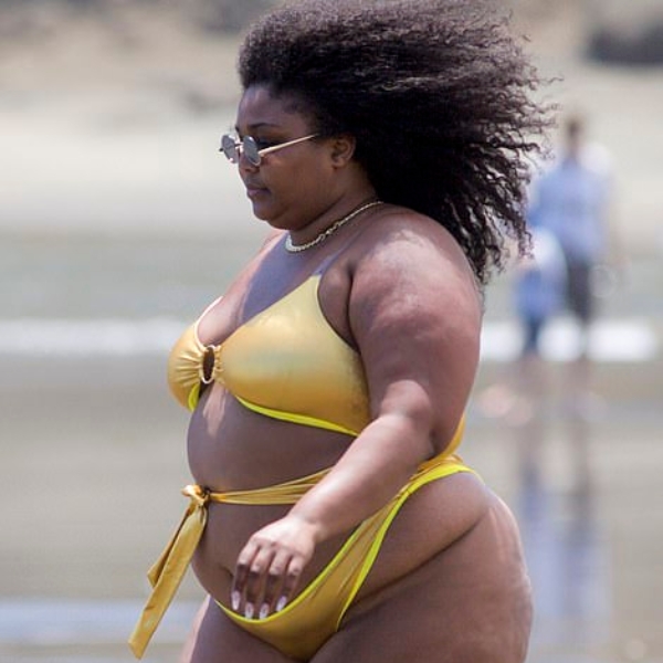 當紅饒舌歌手 Lizzo 海灘自信秀出大尺碼身材，卻遭批評「當妳得糖尿病時就一點都不酷了」！