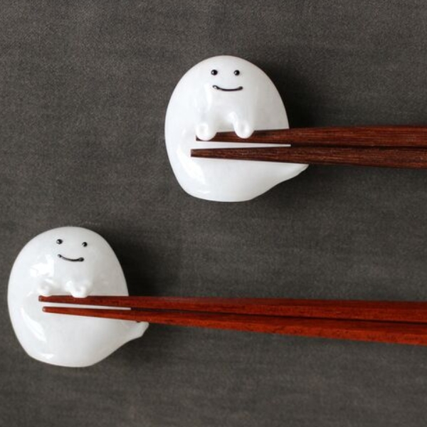 日本設計「幽靈筷子架」萌翻網友，立起來一秒變身成超可愛裝飾品！
