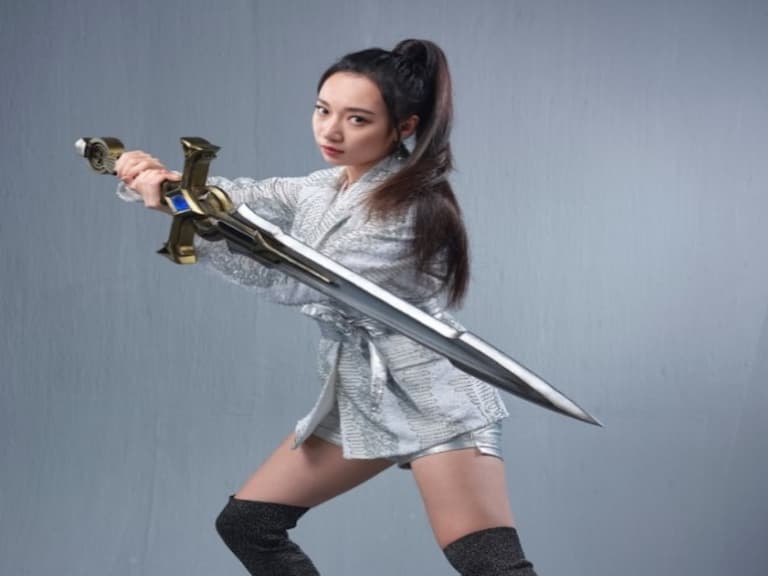 拒絕再當乖巧「鄉民老婆」！Julia吳卓源變身性感「神聖劍士」帥辣一波！網友：真的來到天堂了～～～