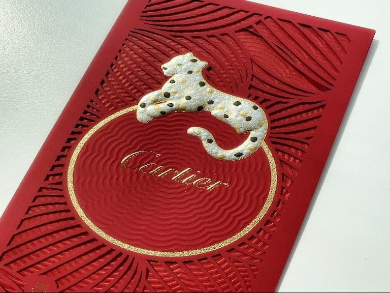 沒裝錢也好想蒐藏！精選 Cartier、CLOT⋯10 大名牌紅包袋！網友：那個玫瑰絲綢根本藝術品⋯