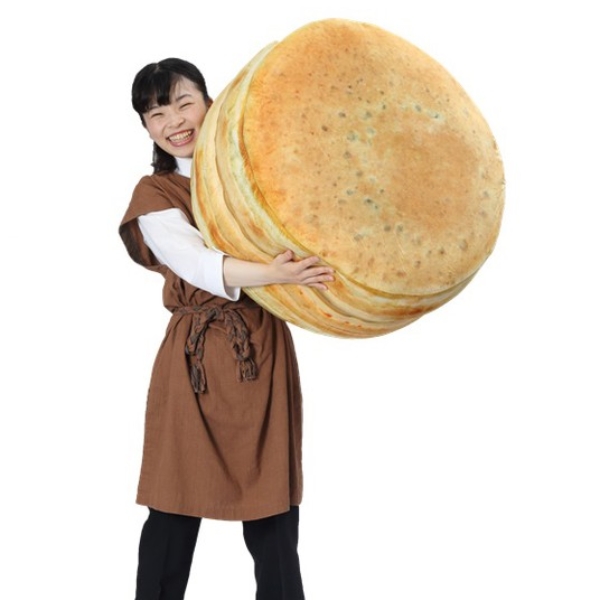 日本商家製作超巨大「紅豆餅」抱枕，打開還有寫實派餡料引網友直呼「太可愛了」！